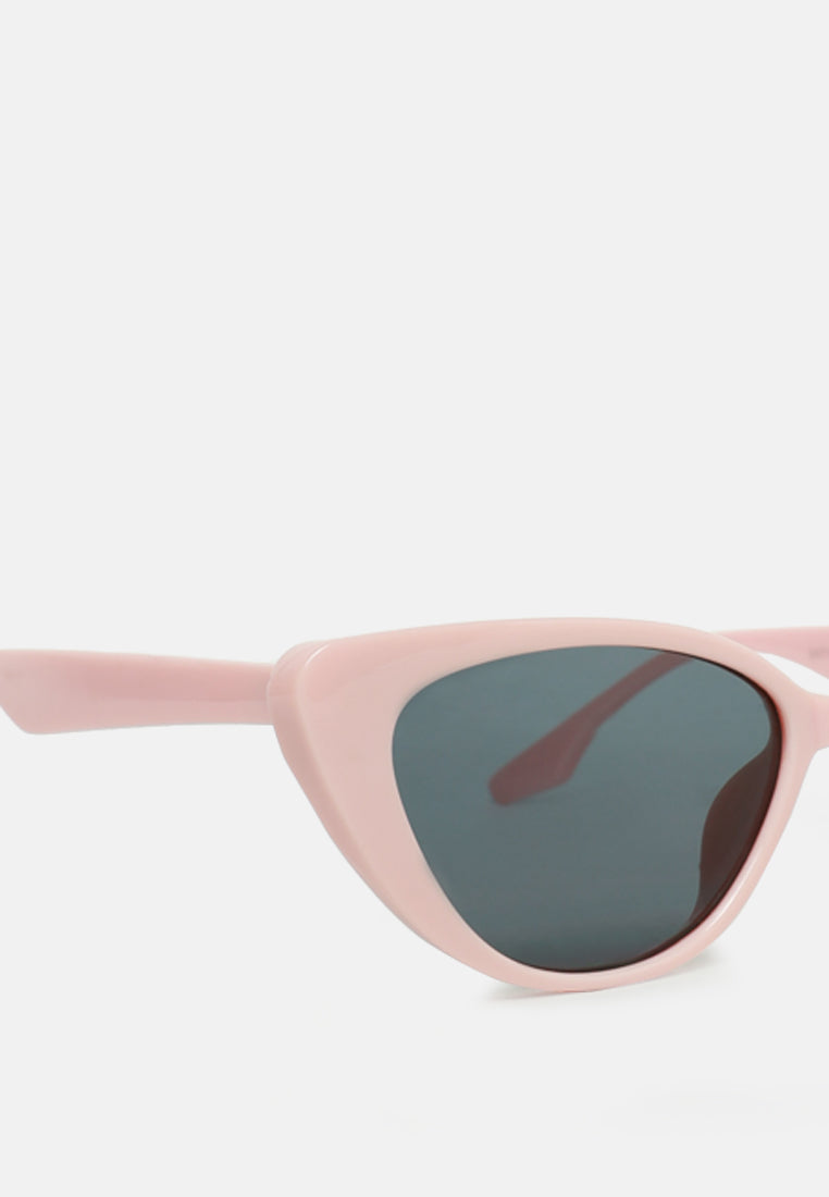 Laid-Back Oval Cat Eye Sunglasses